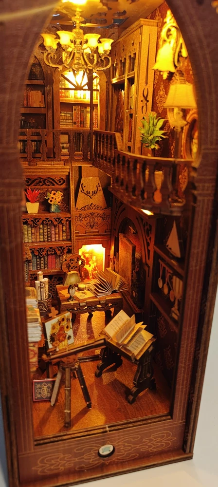 Лофт с мини-лампочками и книгой